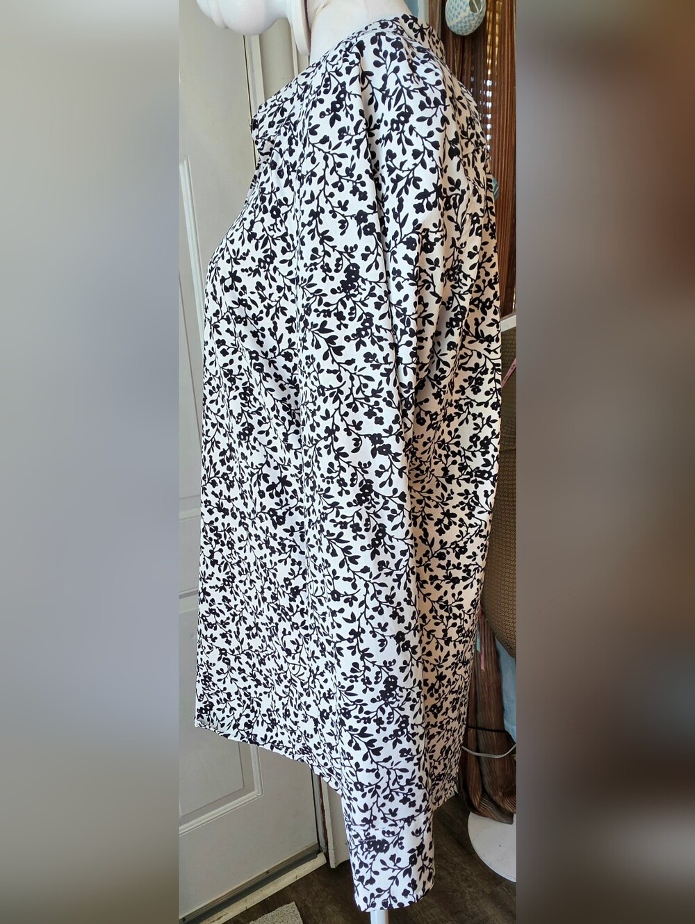 UNTUCKit Nora Button-Down Women's 10 White w/ Black Floral Leaf Print Stretchy - Picture 3 of 12